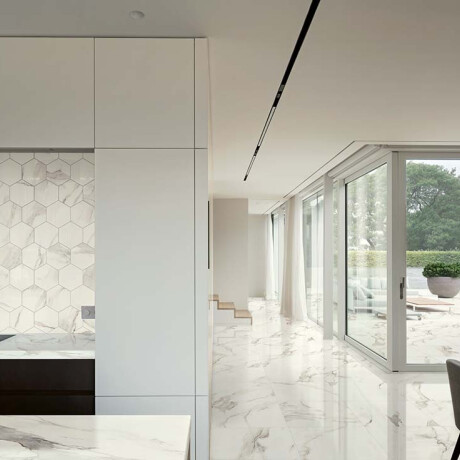 Nagyformátumú 120x280-as fehér márvány mintázatú, szürke erezetű, fényes felületű A4H462 Calacatta porcelánlap #3
