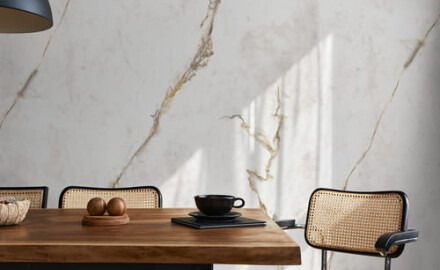 Nagyformátumú 120x280-as márványhatású, meleg árnyalatú erezetű, matt felületű A4H632 Dubai Gold porcelánlap