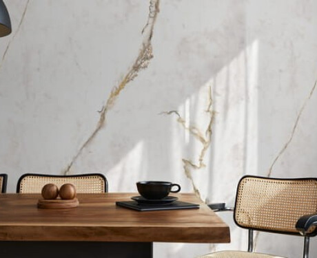 Nagyformátumú 120x280-as márványhatású, meleg árnyalatú erezetű, matt felületű A4H632 Dubai Gold porcelánlap